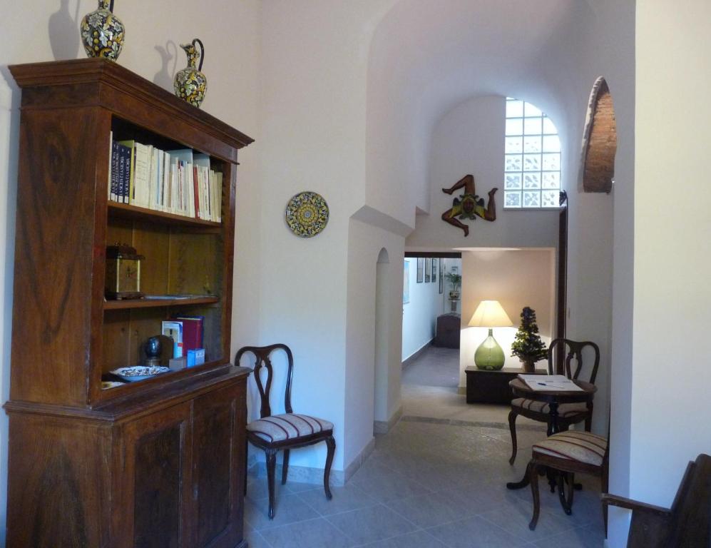 Insegna La Durlindana B&B - Via Cosentini Acireale
